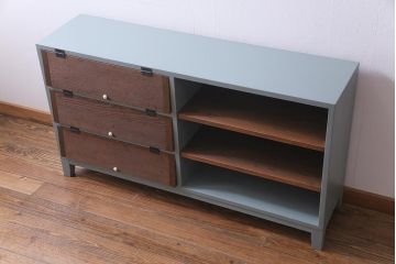 ラフジュ工房オリジナル　リメイク　ペイント家具　脚付き　明治期の松材が味わい深いパタパタ扉のリビングボード(下駄箱、収納棚、サイドボード、キャビネット)(R-034333)
