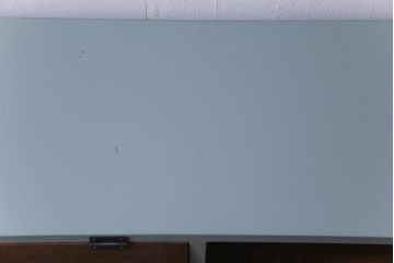 ラフジュ工房オリジナル　リメイク　ペイント家具　脚付き　明治期の松材が味わい深いパタパタ扉のリビングボード(下駄箱、収納棚、サイドボード、キャビネット)(R-034333)