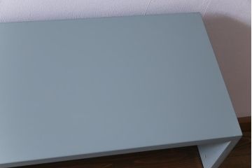 ラフジュ工房オリジナル　リメイク　ペイント家具　脚付き　明治期の松材が味わい深いパタパタ扉のリビングボード(下駄箱、収納棚、サイドボード、キャビネット)(R-034333)
