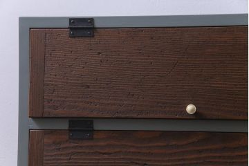 ラフジュ工房オリジナル　リメイク　ペイント家具　脚付き　明治期の松材が味わい深いパタパタ扉のリビングボード(下駄箱、収納棚、サイドボード、キャビネット)(R-034333)