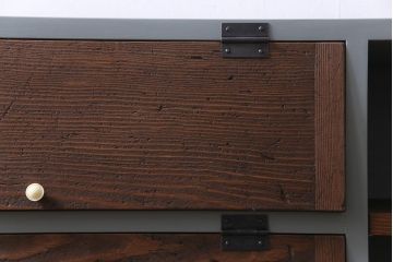 ラフジュ工房オリジナル　リメイク　ペイント家具　脚付き　明治期の松材が味わい深いパタパタ扉のリビングボード(下駄箱、収納棚、サイドボード、キャビネット)(R-034333)