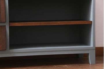 ラフジュ工房オリジナル　リメイク　ペイント家具　脚付き　明治期の松材が味わい深いパタパタ扉のリビングボード(下駄箱、収納棚、サイドボード、キャビネット)(R-034333)