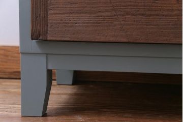 ラフジュ工房オリジナル　リメイク　ペイント家具　脚付き　明治期の松材が味わい深いパタパタ扉のリビングボード(下駄箱、収納棚、サイドボード、キャビネット)(R-034333)