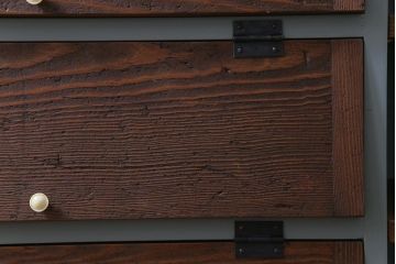 ラフジュ工房オリジナル　リメイク　ペイント家具　脚付き　明治期の松材が味わい深いパタパタ扉のリビングボード(下駄箱、収納棚、サイドボード、キャビネット)(R-034333)