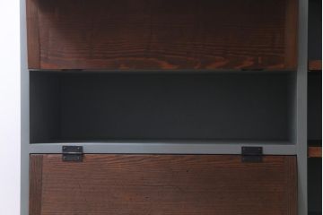 ラフジュ工房オリジナル　リメイク　ペイント家具　脚付き　明治期の松材が味わい深いパタパタ扉のリビングボード(下駄箱、収納棚、サイドボード、キャビネット)(R-034333)