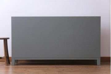 ラフジュ工房オリジナル　リメイク　ペイント家具　脚付き　明治期の松材が味わい深いパタパタ扉のリビングボード(下駄箱、収納棚、サイドボード、キャビネット)(R-034333)