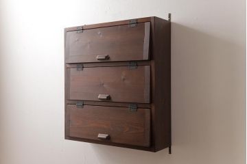 ラフジュ工房オリジナル　古い木の味わいが楽しめるパタパタ扉の壁掛け収納棚(ウォールシェルフ)(1)