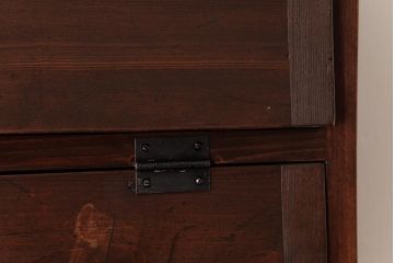 ラフジュ工房オリジナル　古い木の味わいが楽しめるパタパタ扉の壁掛け収納棚(ウォールシェルフ)(1)