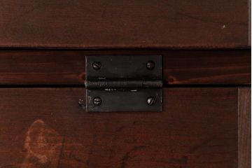 ラフジュ工房オリジナル　古い木の味わいが楽しめるパタパタ扉の壁掛け収納棚(ウォールシェルフ)(1)