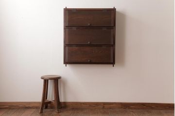 ラフジュ工房オリジナル　古い木の味わいが楽しめるパタパタ扉の壁掛け収納棚(ウォールシェルフ)(2)