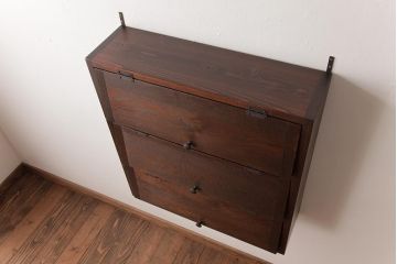ラフジュ工房オリジナル　古い木の味わいが楽しめるパタパタ扉の壁掛け収納棚(ウォールシェルフ)(2)
