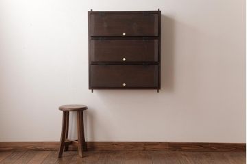 ラフジュ工房オリジナル　古い木の味わいが楽しめるパタパタ扉の壁掛け収納棚(ウォールシェルフ、戸棚)(R-034336)(3)