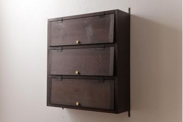 ラフジュ工房オリジナル　古い木の味わいが楽しめるパタパタ扉の壁掛け収納棚(ウォールシェルフ、戸棚)(R-034336)(3)
