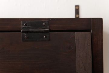 ラフジュ工房オリジナル　古い木の味わいが楽しめるパタパタ扉の壁掛け収納棚(ウォールシェルフ、戸棚)(R-034336)(3)