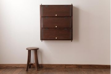 ラフジュ工房オリジナル　古い木の味わいが楽しめるパタパタ扉の壁掛け収納棚(ウォールシェルフ)