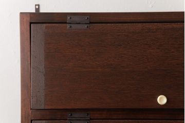 ラフジュ工房オリジナル　古い木の味わいが楽しめるパタパタ扉の壁掛け収納棚(ウォールシェルフ)