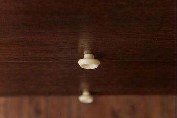 ラフジュ工房オリジナル　古い木の味わいが楽しめるパタパタ扉の壁掛け収納棚(ウォールシェルフ)