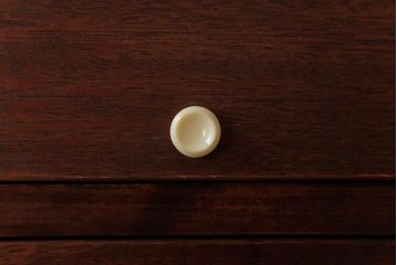 ラフジュ工房オリジナル　古い木の味わいが楽しめるパタパタ扉の壁掛け収納棚(ウォールシェルフ)