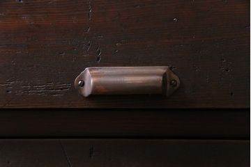 ラフジュ工房オリジナル　リメイク家具　脚付き　明治期の松材が味わい深いパタパタ扉のリビングボード(下駄箱、収納棚、サイドボード)