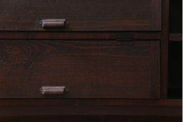 ラフジュ工房オリジナル　リメイク家具　脚付き　明治期の松材が味わい深いパタパタ扉のリビングボード(下駄箱、収納棚、サイドボード)
