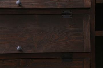 ラフジュ工房オリジナル　リメイク家具　明治期の松材が味わい深いパタパタ扉のリビングボード(下駄箱、収納棚、サイドボード)(2)