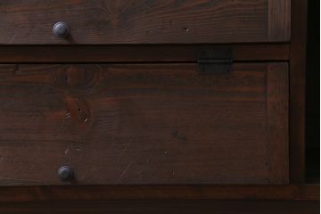 ラフジュ工房オリジナル　リメイク家具　明治期の松材が味わい深いパタパタ扉のリビングボード(下駄箱、収納棚、サイドボード)(2)