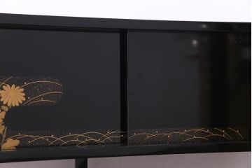 工芸品　本漆塗り　蒔絵　細部まで趣向が凝らされた輪島塗の茶棚(飾り棚、茶箪笥)(定価約300万円)