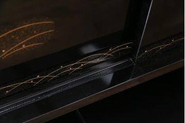 工芸品　本漆塗り　蒔絵　細部まで趣向が凝らされた輪島塗の茶棚(飾り棚、茶箪笥)(定価約300万円)