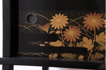 工芸品　本漆塗り　蒔絵　細部まで趣向が凝らされた輪島塗の茶棚(飾り棚、茶箪笥)(定価約300万円)