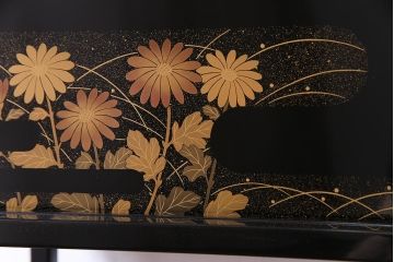 工芸品　本漆塗り　蒔絵　細部まで趣向が凝らされた輪島塗の茶棚(飾り棚、茶箪笥)(定価約300万円)