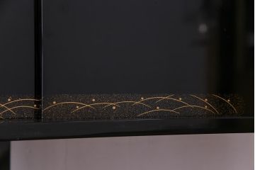 工芸品　本漆塗り　蒔絵　細部まで趣向が凝らされた輪島塗の茶棚(飾り棚、茶箪笥)(定価約300万円)