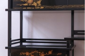 工芸品　本漆塗り　蒔絵　細部まで趣向が凝らされた輪島塗の茶棚(飾り棚、茶箪笥)(定価約300万円)