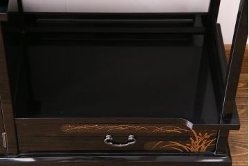 工芸品　本漆塗り　蒔絵　細部まで趣向が凝らされた輪島塗の茶棚(飾り棚、茶箪笥)(定価約300万円)
