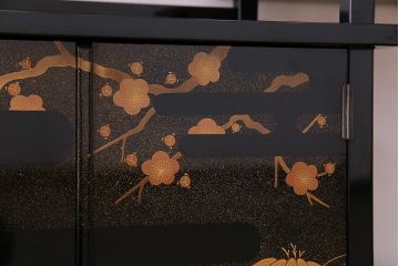 工芸品　本漆塗り　蒔絵　細部まで趣向が凝らされた輪島塗の茶棚(飾り棚、茶箪笥)(定価約300万円)