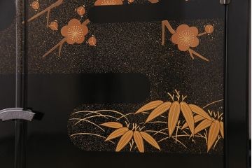 工芸品　本漆塗り　蒔絵　細部まで趣向が凝らされた輪島塗の茶棚(飾り棚、茶箪笥)(定価約300万円)