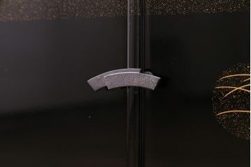 工芸品　本漆塗り　蒔絵　細部まで趣向が凝らされた輪島塗の茶棚(飾り棚、茶箪笥)(定価約300万円)