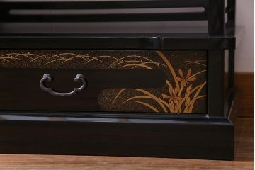 工芸品　本漆塗り　蒔絵　細部まで趣向が凝らされた輪島塗の茶棚(飾り棚、茶箪笥)(定価約300万円)