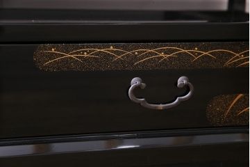 工芸品　本漆塗り　蒔絵　細部まで趣向が凝らされた輪島塗の茶棚(飾り棚、茶箪笥)(定価約300万円)