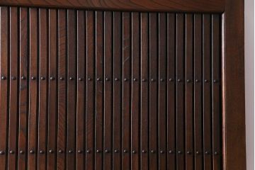 和製アンティーク　総ケヤキ材　存在感抜群の大黒天の金具が目を引く蔵戸(引き戸、建具、玄関戸)