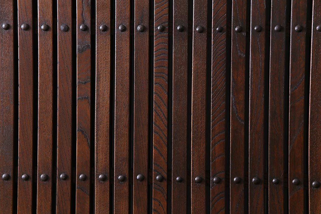 和製アンティーク　総ケヤキ材　存在感抜群の大黒天の金具が目を引く蔵戸(引き戸、建具、玄関戸)