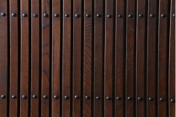 和製アンティーク　総ケヤキ材　存在感抜群の大黒天の金具が目を引く蔵戸(引き戸、建具、玄関戸)