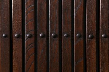 和製アンティーク　総ケヤキ材　存在感抜群の大黒天の金具が目を引く蔵戸(引き戸、建具、玄関戸)