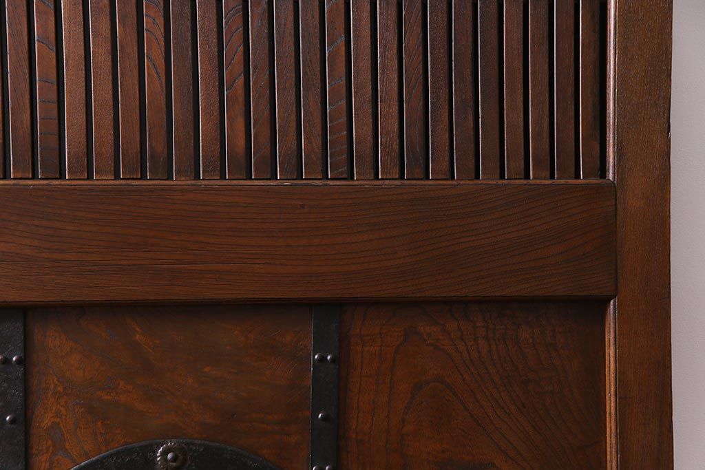 和製アンティーク　総ケヤキ材　存在感抜群の大黒天の金具が目を引く蔵戸(引き戸、建具、玄関戸)