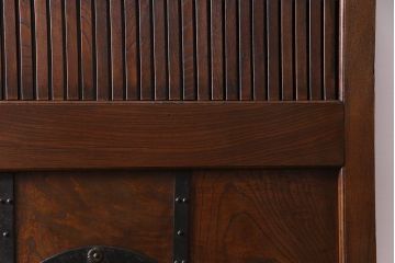 和製アンティーク　総ケヤキ材　存在感抜群の大黒天の金具が目を引く蔵戸(引き戸、建具、玄関戸)