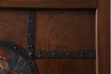 和製アンティーク　総ケヤキ材　存在感抜群の大黒天の金具が目を引く蔵戸(引き戸、建具、玄関戸)