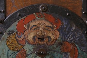 和製アンティーク　総ケヤキ材　存在感抜群の大黒天の金具が目を引く蔵戸(引き戸、建具、玄関戸)