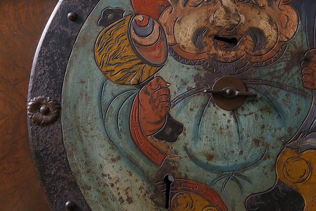 和製アンティーク　総ケヤキ材　存在感抜群の大黒天の金具が目を引く蔵戸(引き戸、建具、玄関戸)