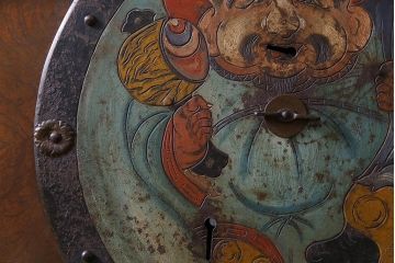 和製アンティーク　総ケヤキ材　存在感抜群の大黒天の金具が目を引く蔵戸(引き戸、建具、玄関戸)