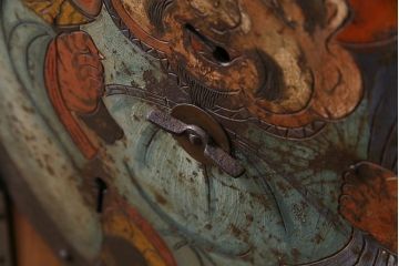 和製アンティーク　総ケヤキ材　存在感抜群の大黒天の金具が目を引く蔵戸(引き戸、建具、玄関戸)