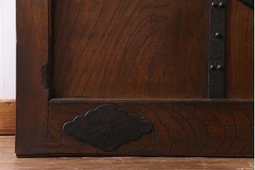 和製アンティーク　総ケヤキ材　存在感抜群の大黒天の金具が目を引く蔵戸(引き戸、建具、玄関戸)